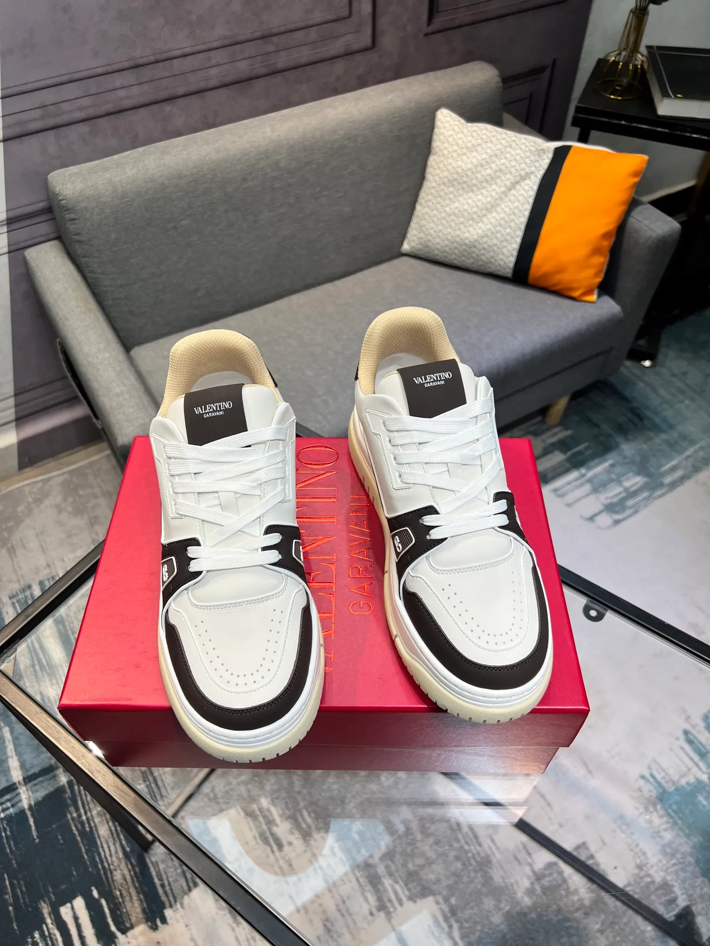 Men's Men's Shoes 💰660 Valentino 2023 early autumn new star shoes are now online! Wang Hedi and Ren Jialun have been worn by many celebrities. Who can refuse the same couple shoes as Wang Hedi! The design of Stars Stab My Heart is cool and spicy. The material of the shoes is cowhide, and every color is beautiful! Size 35-40, men’s size 39-44 (women’s 41, men’s 38, 45🉑️customized)